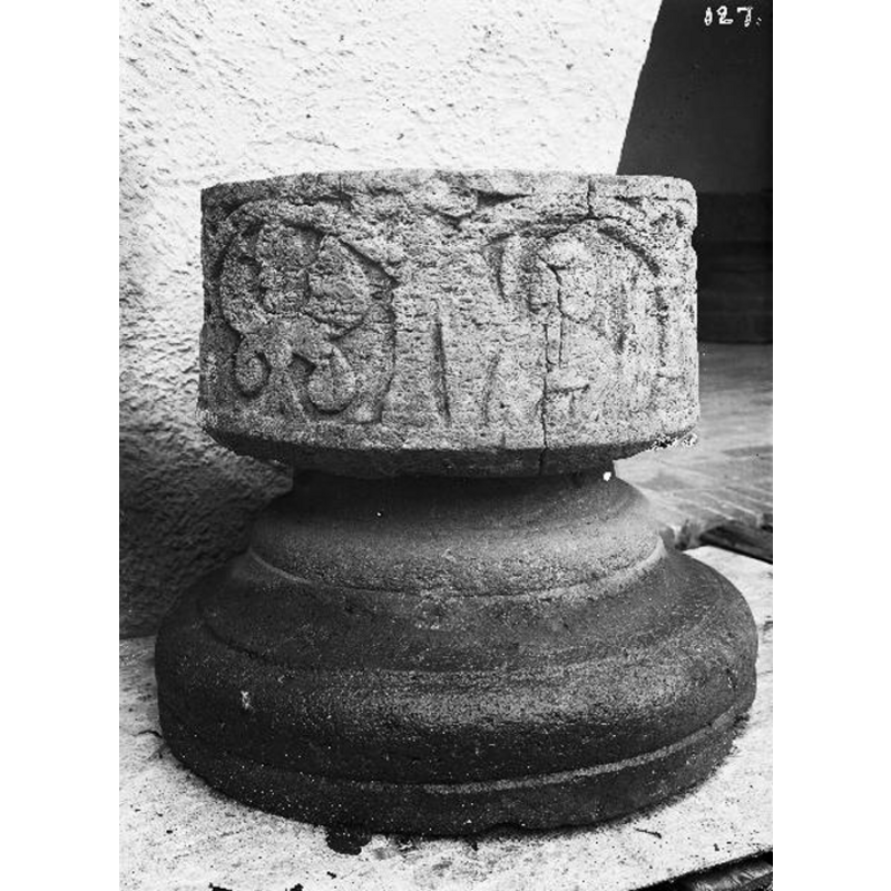 Source caption: "Hällstads kyrka [...] Dopfunt av sandsten, medeltida."
