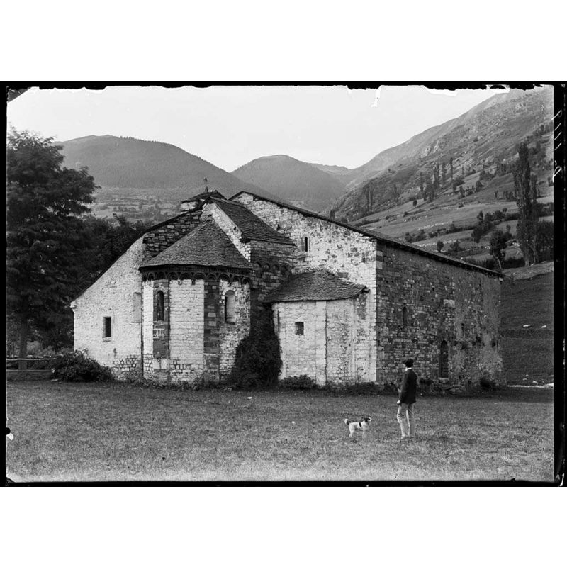 Source caption: "n home amb un gos davant la capella de Mijaran. Juli Soler i Santaló (1907)"