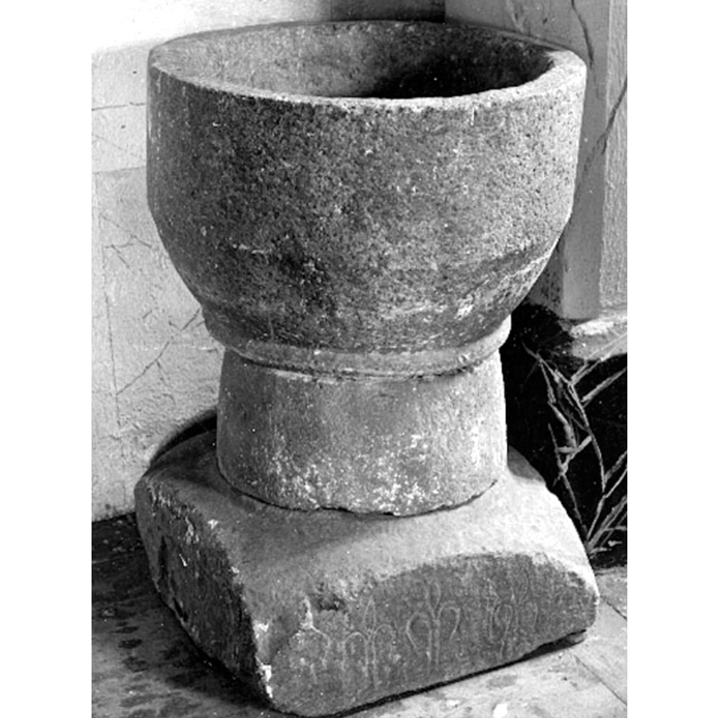 in this photograph the moulding shows clearly as being part of the basin block