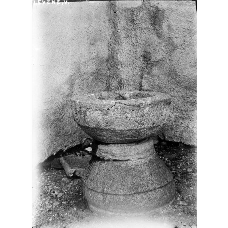 Source caption: "Levene kyrka [...] Dopfunt, medeltida. Snabbinv. Står ute på kyrkogården."
