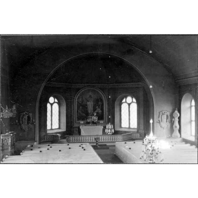notice the modern font in the centre aisle, east end, by the communion railing; this font is dated 1941 so the photograph must have been taken on that date or later [cf. FontNotes]