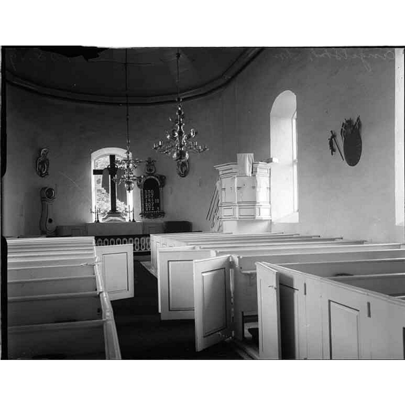 the medieval font is partially visible at the far [east] end, to the right [south] of the altar