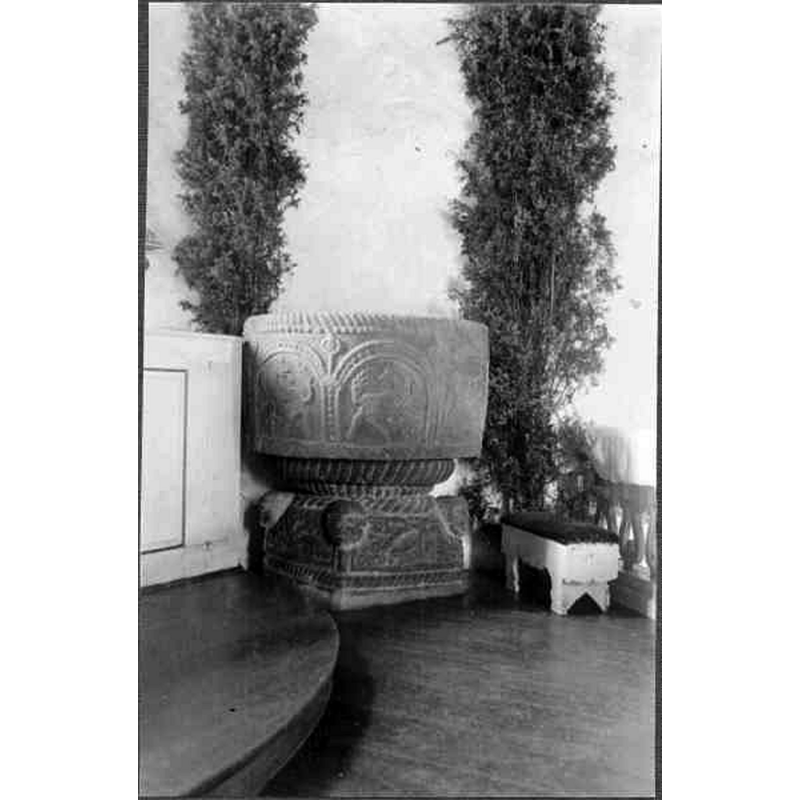 Source caption: "Angelstads kyrka [...] Dopfunt från 1100-talet av grå sandsten."