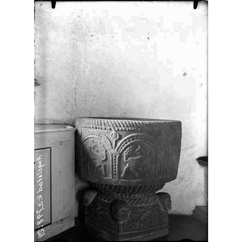 Source caption: "Angelstads kyrka [...] Dopfunt från 1100-talet av grå sandsten."