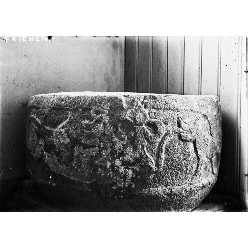 Source caption: "Längnum, Fridhems kyrka [...] Dopfuntscuppa, granit, romansk."