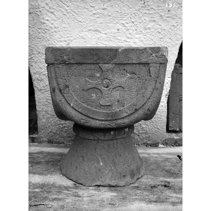 ball or circle motif inscribed in its centre