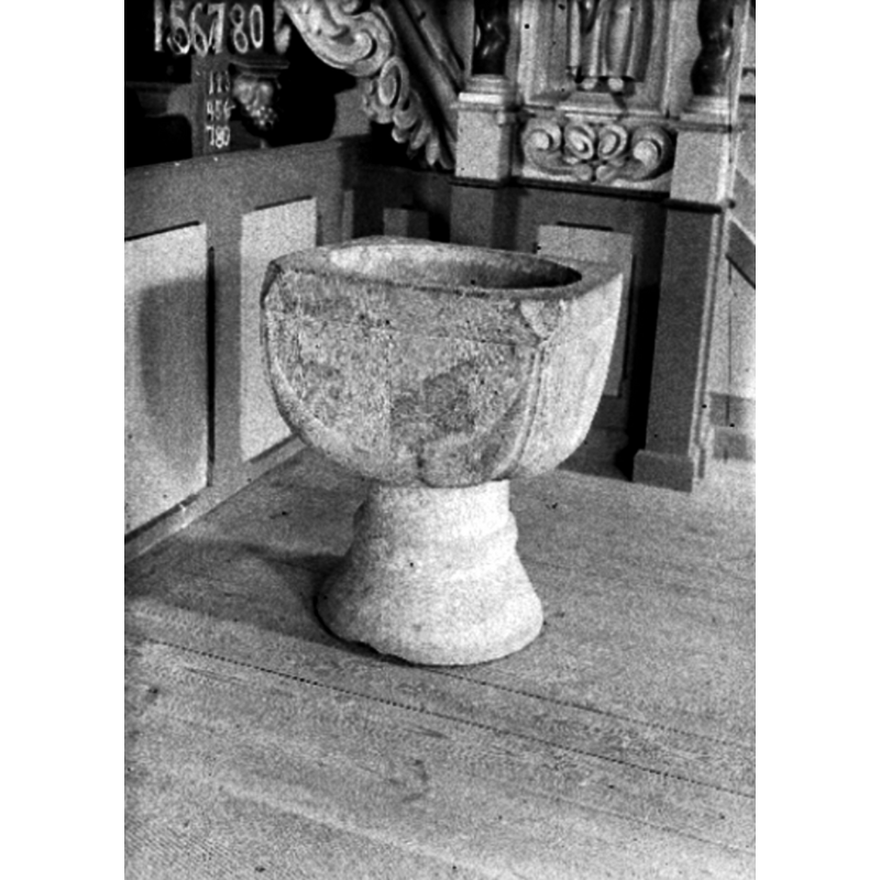 Source caption: "Sveneby socken. Vadsbo härad. Västertgötland. Kyrkan. Dopfunt i koret. Foto: 2/6 1935."