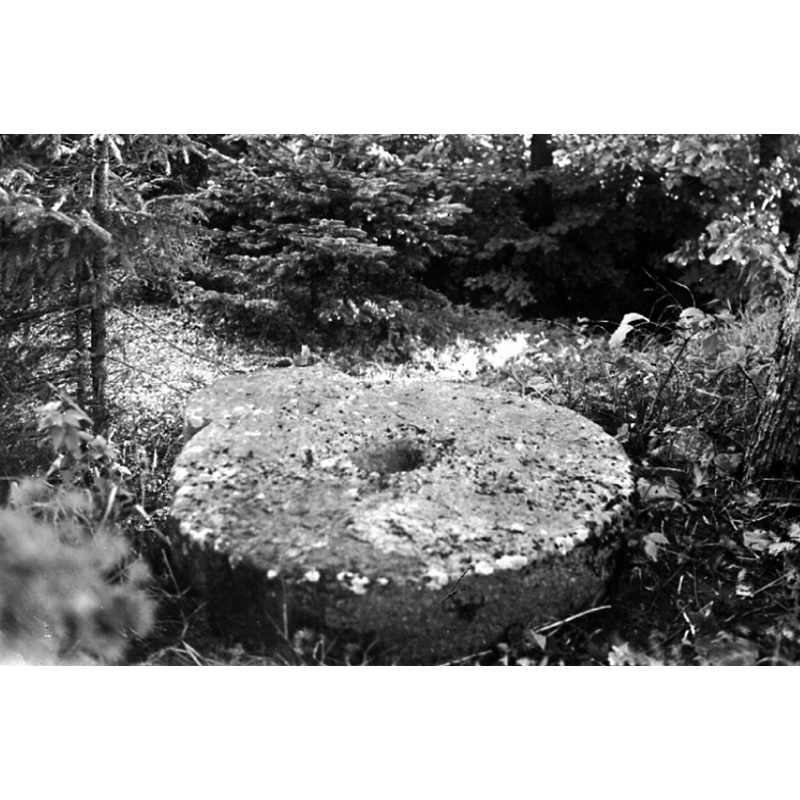 Source caption: "Synnerby socken. Skånings härad. Västergötland. Kyrkogården. Fotplatta till dopfunt liggande vid kyrkbalken sydväst om kyrkan."