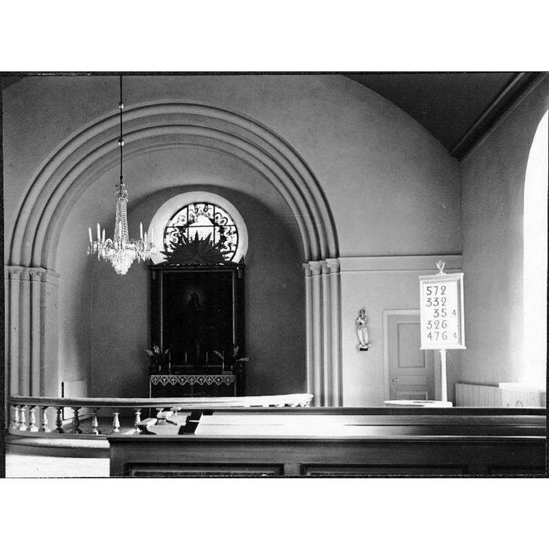the top of the modern basin is visible at the far [east] end, right [south] side, by the psalm board