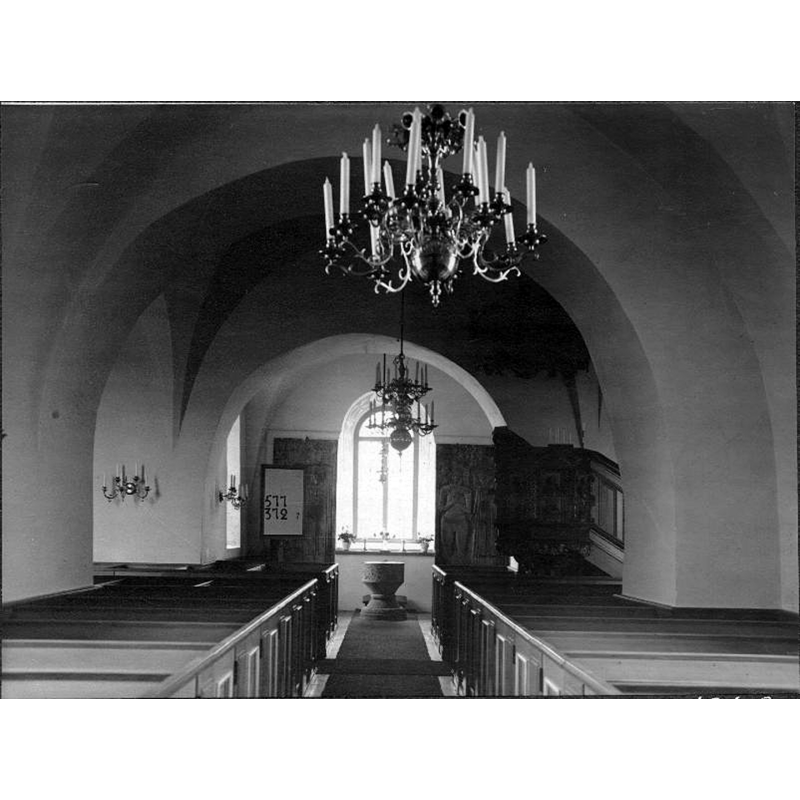 Source caption; "Åsle kyrka [...] Kyrkans interiör mot Lilliehöökska koret."