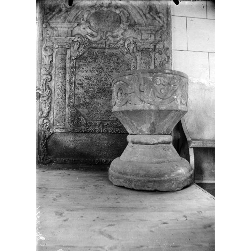 Source caption; "Åsle kyrka [...] Medeltida dopfunt huggen i sandsten. Ornerad med en ranka huggen i relief."