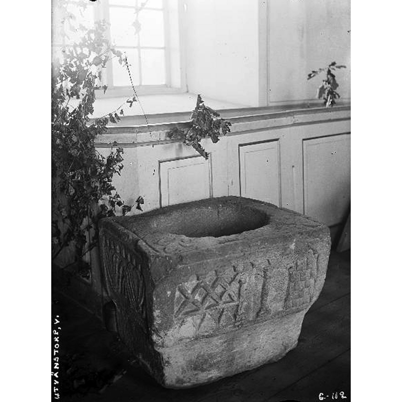 they adorn the four spandrels on the upper surface of the basin; very worn and hardly discernible now