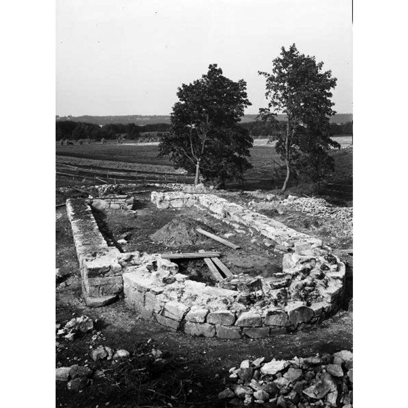 Source caption: "Gällstad, Södra Säms kyrkoruin [...] Kyrkoruinen från öster" -- the photograph, probably early-20thC, shows the foundations excavated  and the lower part of the walls re-built