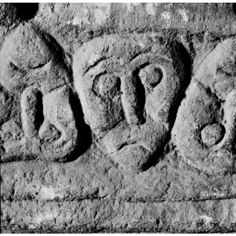 Source caption: "Gällstads kyrka [...] Dopfunt, romansk, foten, detalj."