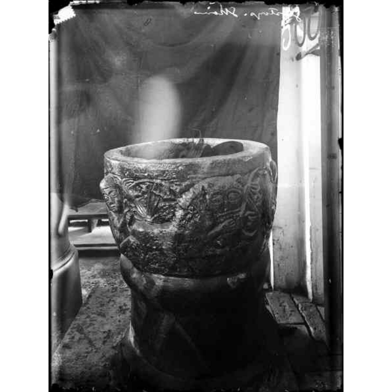 Source caption: "Glostorps kyrka [...] Dopfunt av sandsten."