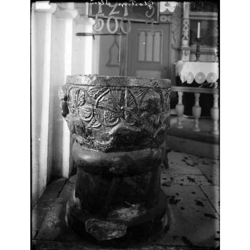 Source caption: "Glostorps kyrka [...] Dopfunt av sandsten."