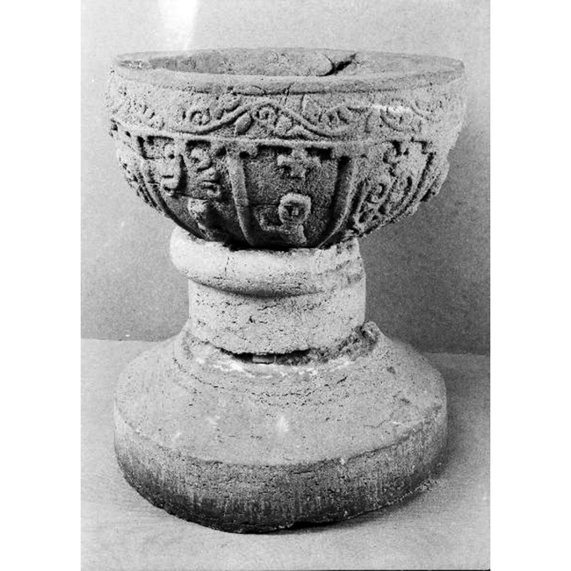 Source caption: "Hyssna gamla kyrka [...] Dopfunt, 1200-tal."