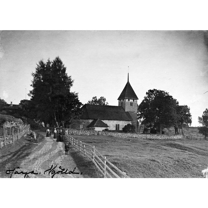 Source caption: "Härja kyrka [...] Människor på vägen vid Härja kyrka. Kyrkans äldsta delar är från 1100-talet."