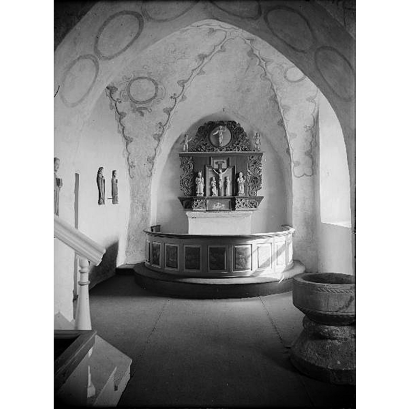 Source caption: "Vårkumla kyrka i Interiör mot öst. Efter restaureringen 1934."