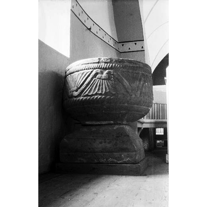 Source caption: "Kinneveds kyrka [...] Dopfunt, medeltida."