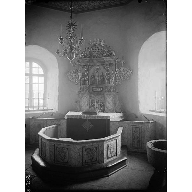 Source caption: "Sörby kyrka [...] Interiör mot öster, koret, altaruppsats, altarring. Altarbröstningens och sidobänkarnas målningar framskrapad och renoverad." -- the medieval font is partially visible here on the right, in the southeast corner of the chancel
