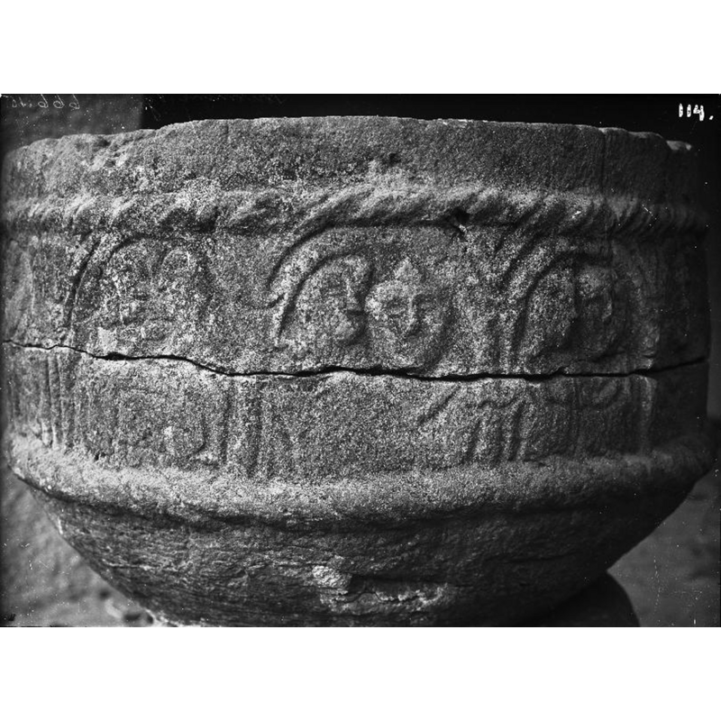 Source caption: "Brismene kyrka [...] Dopfunt, sandsten, 1100-talets mitt, detalj, cuppan"