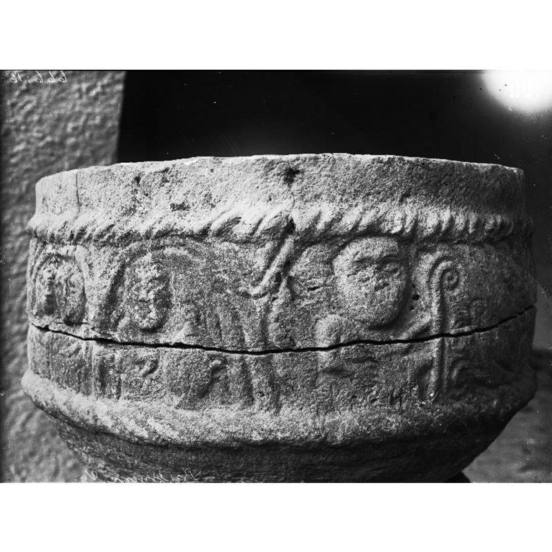 Source caption: "Brismene kyrka [...] Dopfunt, sandsten, 1100-talets mitt, detalj, cuppan"