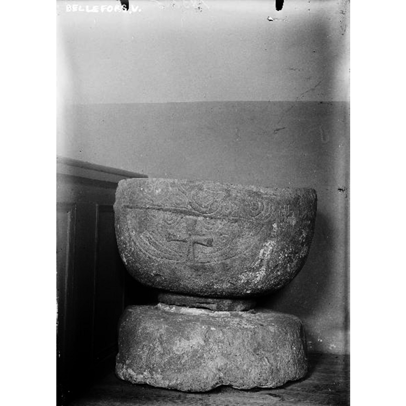 Source caption: "Bällefors kyrka [...] Dopfunt, sandsten, 11-1200-talet."