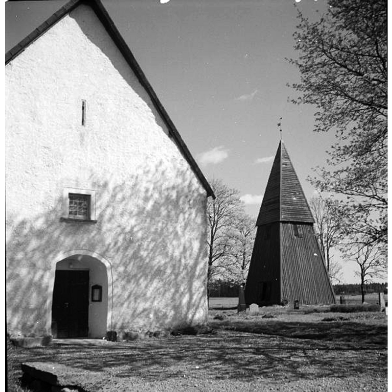 Source caption: "Ekeskogs kyrka [...] Kyrkans västra gavel och klockstapeln, från nordväst."