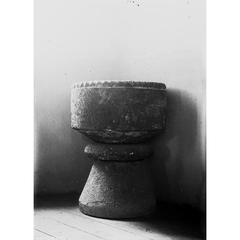 Source caption: "Ekeskogs kyrka [...] Dopfunt, sandsten, 1200-talet."