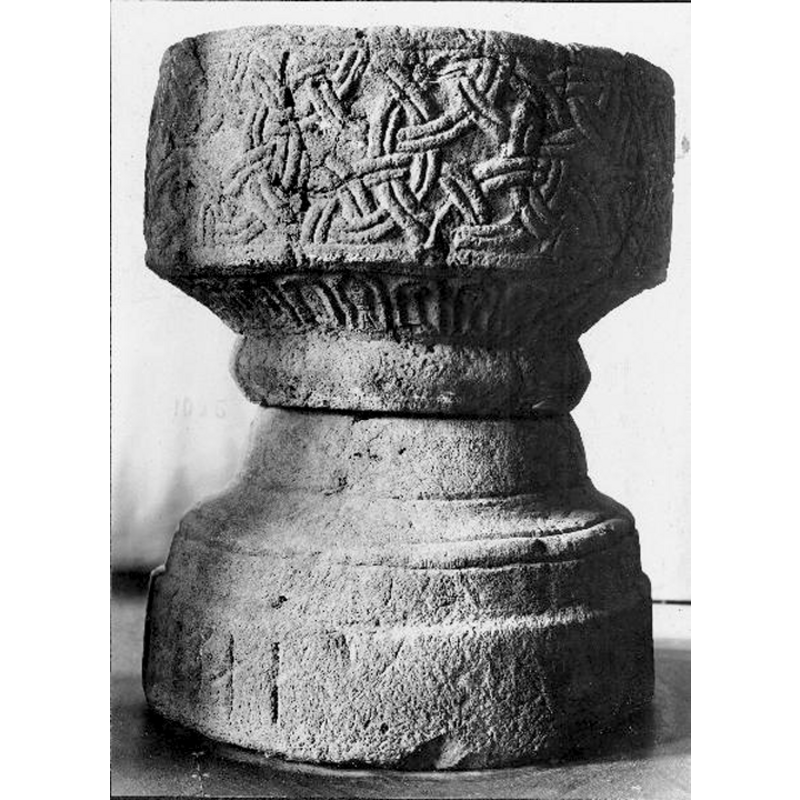 Source caption: "Finnekumla Kyrka [...] Dopfunt av sandsten, signerad Andreas, 1100-1249."