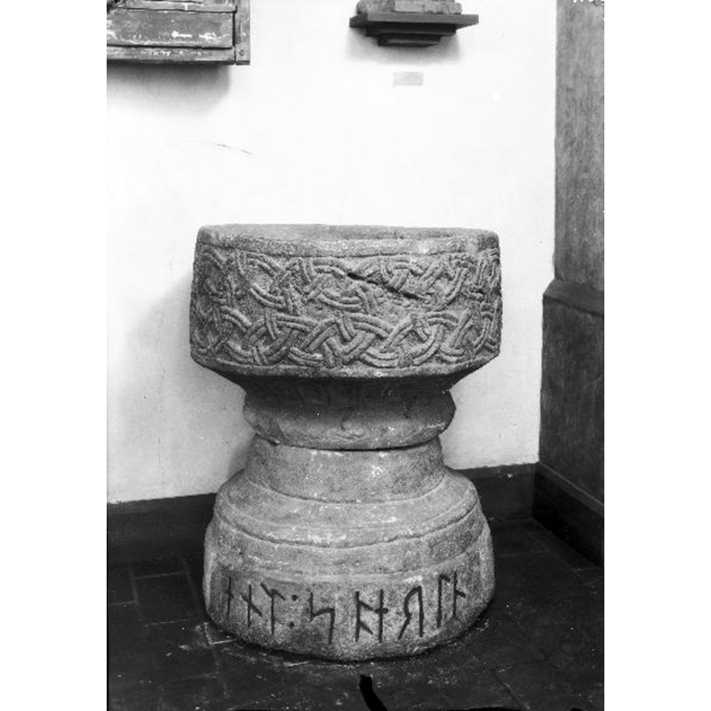 Source caption: "Finnekumla Kyrka [...] Dopfunt av sandsten, signerad Andreas, 1100-1249." -- the photograph appears to have been taken with the font on display at the Göteborgs stadsmuseum, where the font resided between the date of its donation in 1876 and 1920, the year when it was returned to the church [cf. FontNotes]
