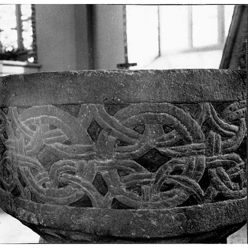 Source caption: "Fotskäls kyrka [...] Dopfunt, sandsten, senare delen av 1100-talet, detalj av cuppan."