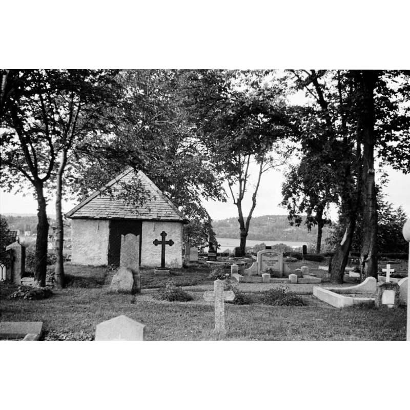 Source caption: "Fuxerna kyrka [...] Gravar på kyrkogården, samt gravkor?"