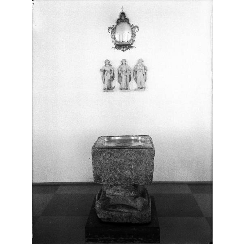 Source caption: "Fuxerna kyrka [...] Dopfunt, sten, 1200-talet. Efter restaureringen 1934."