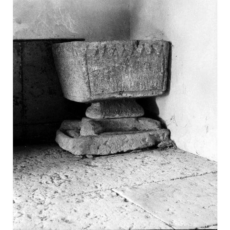 Source caption: "Fuxerna kyrka [...] Dopfunt, sten, 1200-talet"
