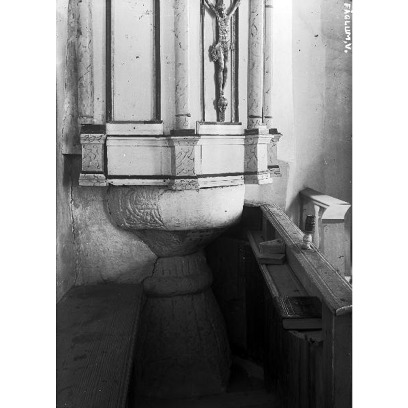 Source caption: "Fåglums kyrka [...] Dopfunt, 1200-talet, som stöd (fundament) för predikstol."