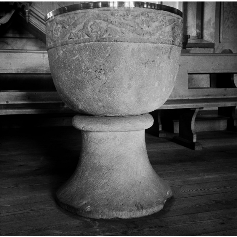 Source caption: "Gärdhems kyrka [...] Dopfunt, sandsten, 1200-talet."