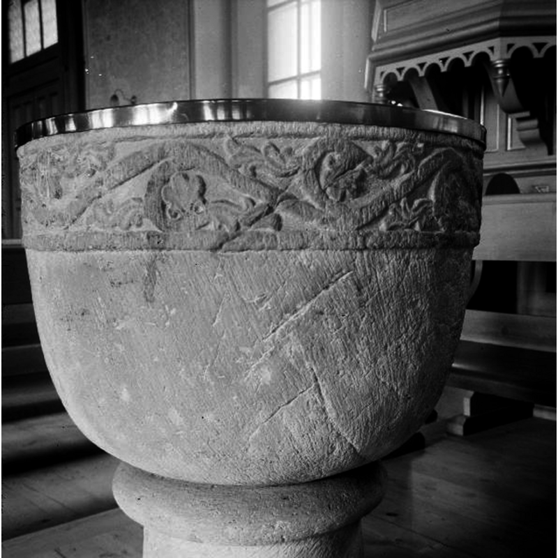 Source caption: "Gärdhems kyrka [...] Dopfunt, sandsten, 1200-talet, detalj av cuppan."