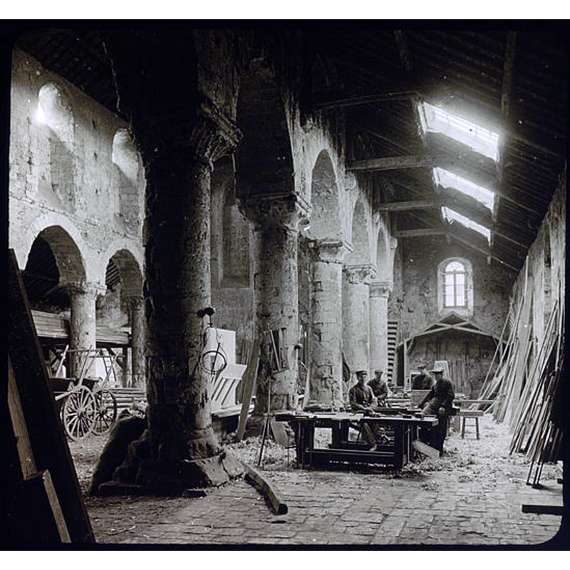Source caption: "l'église Saint-André, transformée en atelier de menuiserie par Henry de Lestrange (1905), Chartres, Eure-et-Loir, France."
