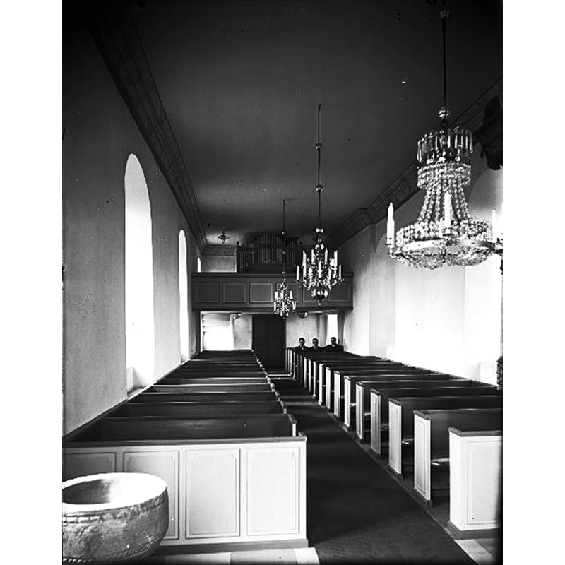 Source caption: "Hovs kyrka [...] Interiör mot väster, efter restaurering."  [NB: until 1911 the font had served as support for the pulpit]