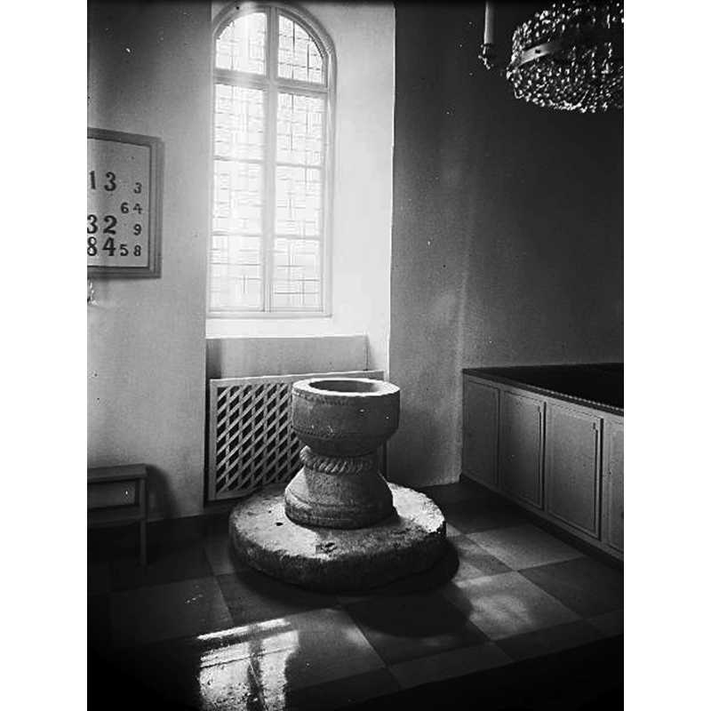 Source caption: "Hovs kyrka [...] Dopfunt av sandsten, 1100- eller 1200-talet. Efter restaurering."  [NB: until 1911 the font had served as support for the pulpit; it is not common in Swedish churches to see the original plinth being moved with the font to the east end]