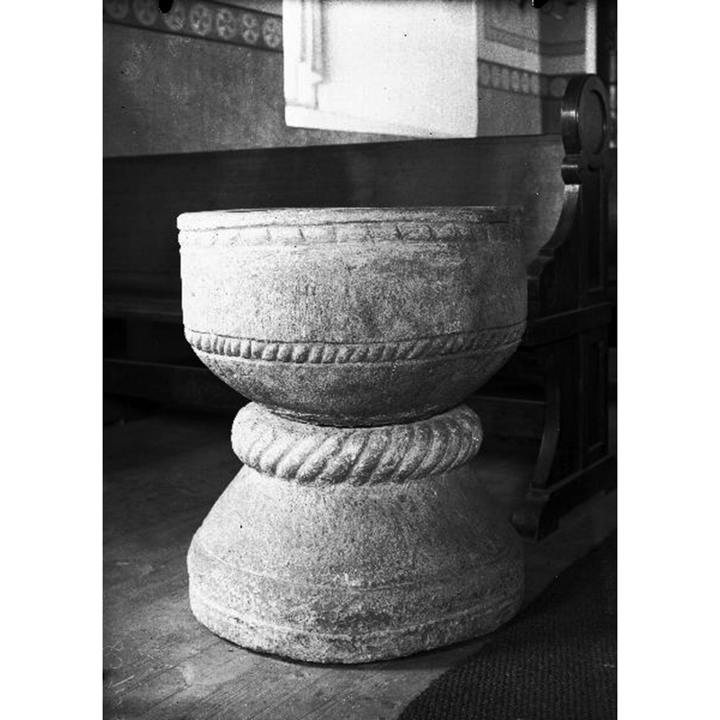 Source caption: "Hovs kyrka [...] Dopfunt av sandsten, 1100- eller 1200-talet."