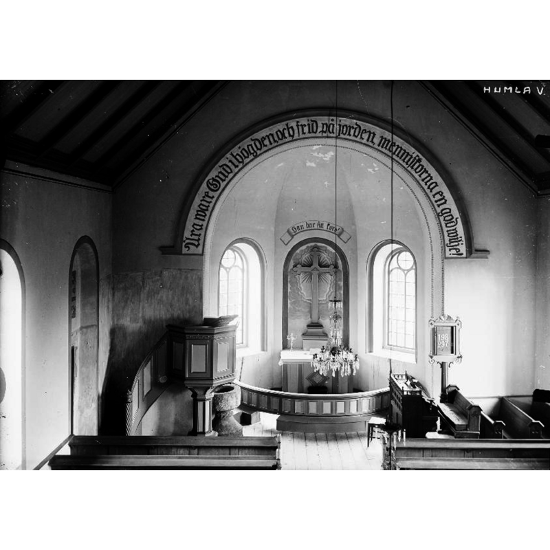 notice the medieval font on the left [north] side, by the pulpit, just west of the chancel arch