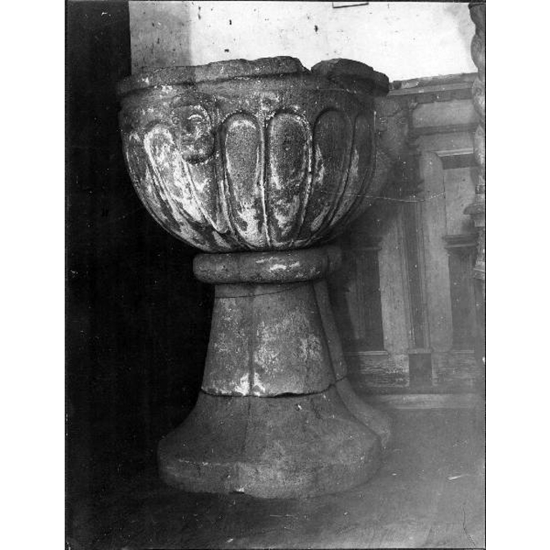 Source caption: "Vinköls kyrka [...] Dopfunt i sandsten och med fyrpassformad fot."