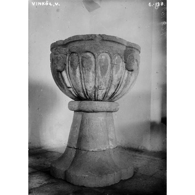 Source caption: "Vinköls kyrka [...] Dopfunt i sandsten och med fyrpassformad fot."