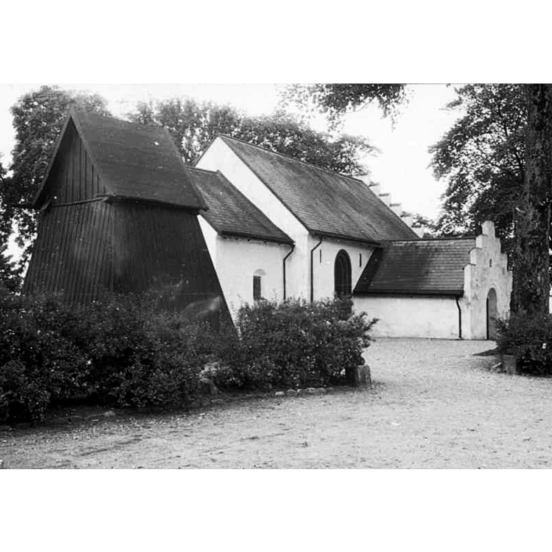 Source caption: "Östra Karaby kyrka [...] Kyrkan från nordöst med klockstapeln.