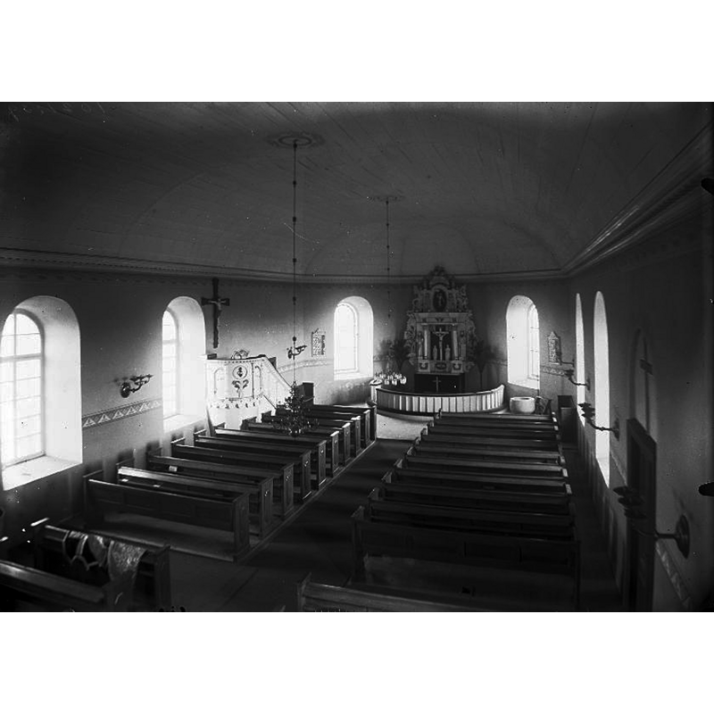 Source caption: "Karleby kyrka [...] Interiör mot öster." -- the medieval baptismal font is visible in the southeast corner