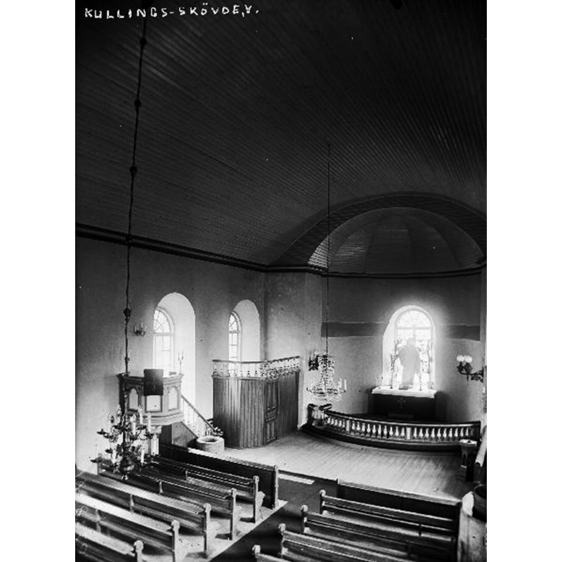 Source caption: "Kullings-Skövde kyrka [...] Interiör mot nordöst." -- photograph taken before the restoration; notice the medieval font partially visible in the northeast corner, by the pulpit