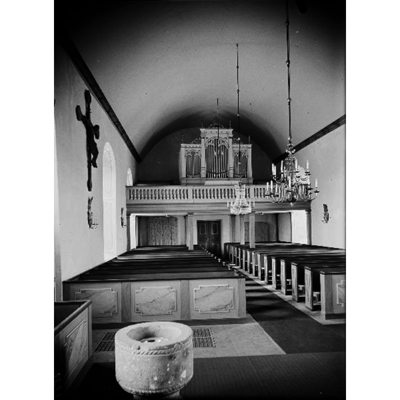 Source caption: "Kullings-Skövde kyrka [...] Interiör mot väster, efter restaurering." -- photograph taken after the restoration, at which time the medieval font must have been moved across the nave to southeast corner